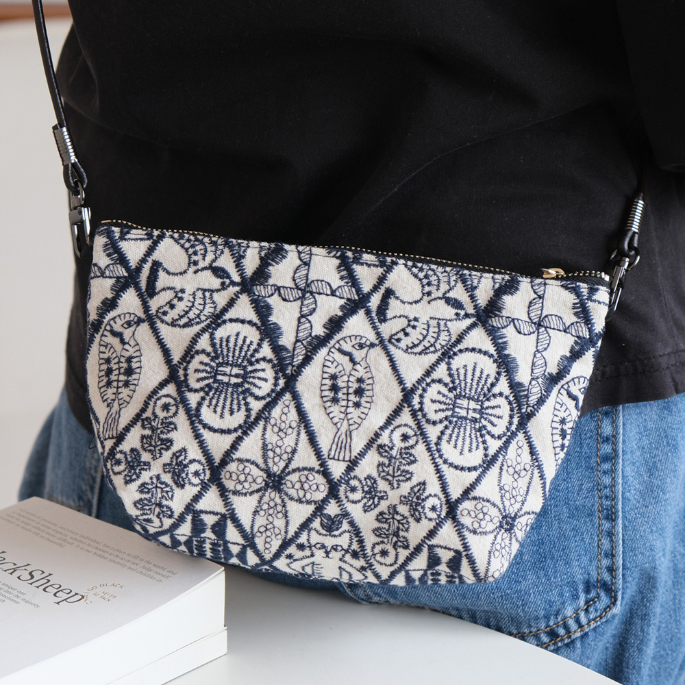 MICOACH 交響樂棉麻刺繡斜揹包