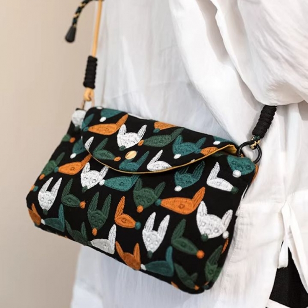 MICOACH 原創精緻刺繡斜背包