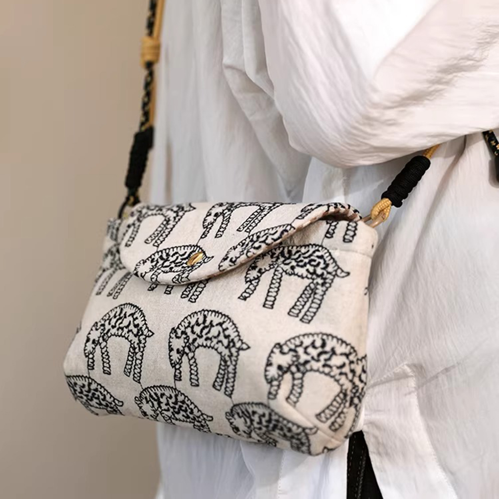 MICOACH 原創精緻刺繡斜背包